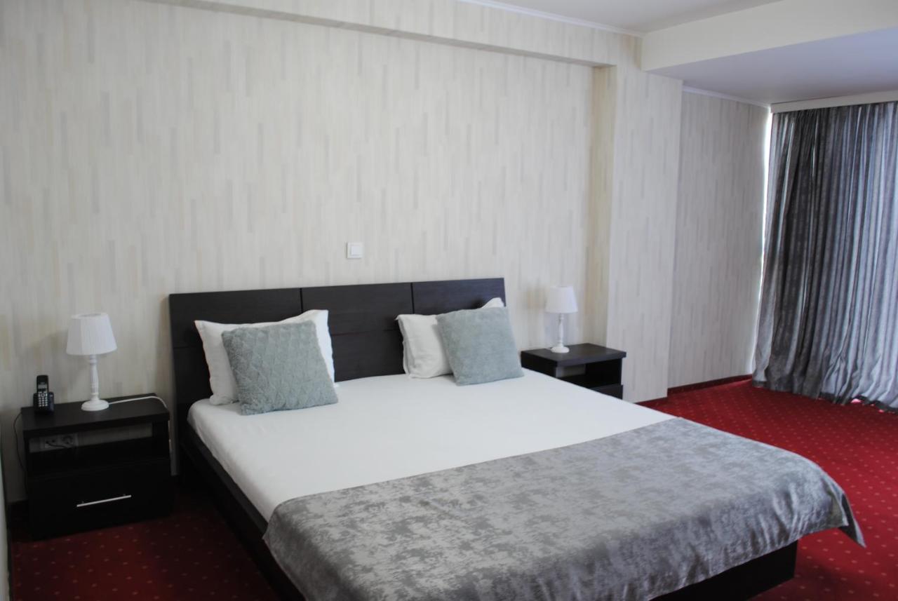 Hotel Corona Дробета-Турну-Северин Екстер'єр фото