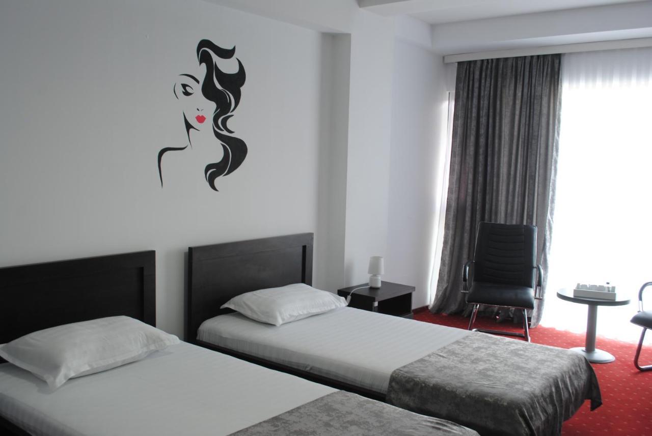 Hotel Corona Дробета-Турну-Северин Екстер'єр фото