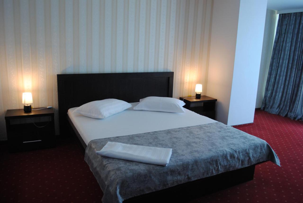 Hotel Corona Дробета-Турну-Северин Екстер'єр фото