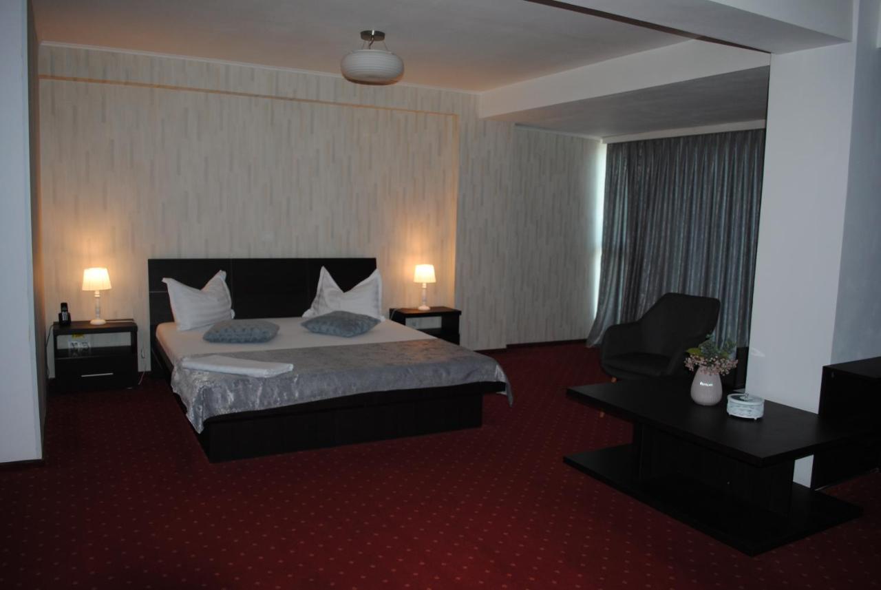 Hotel Corona Дробета-Турну-Северин Екстер'єр фото